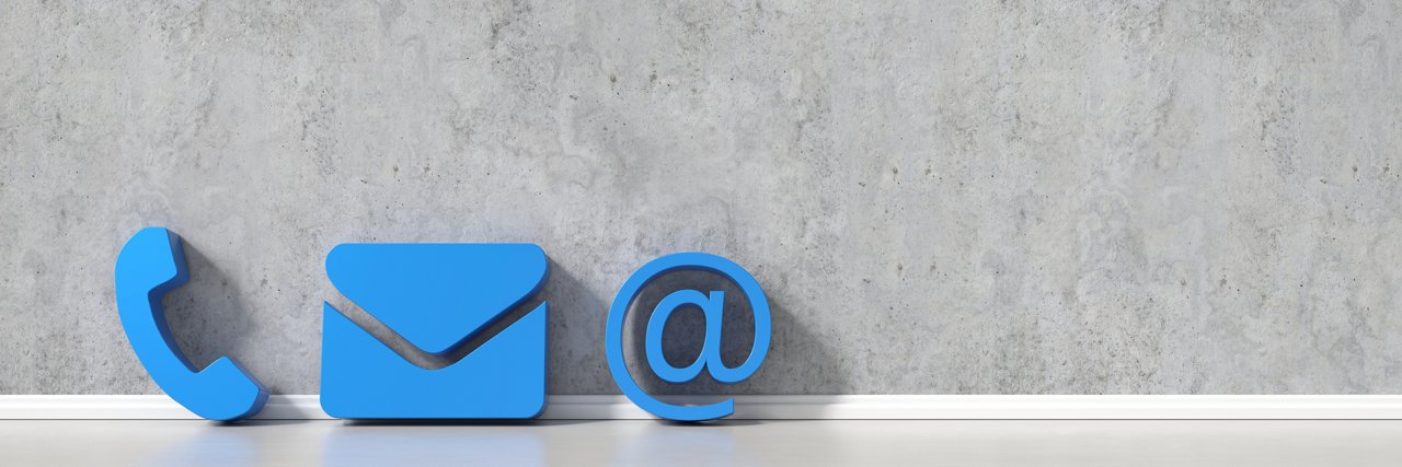 Kontakt und Kommunikation Icons vor Wand als Kundenservice Konzept