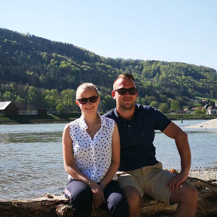 Nathalie mit ihrem Bruder