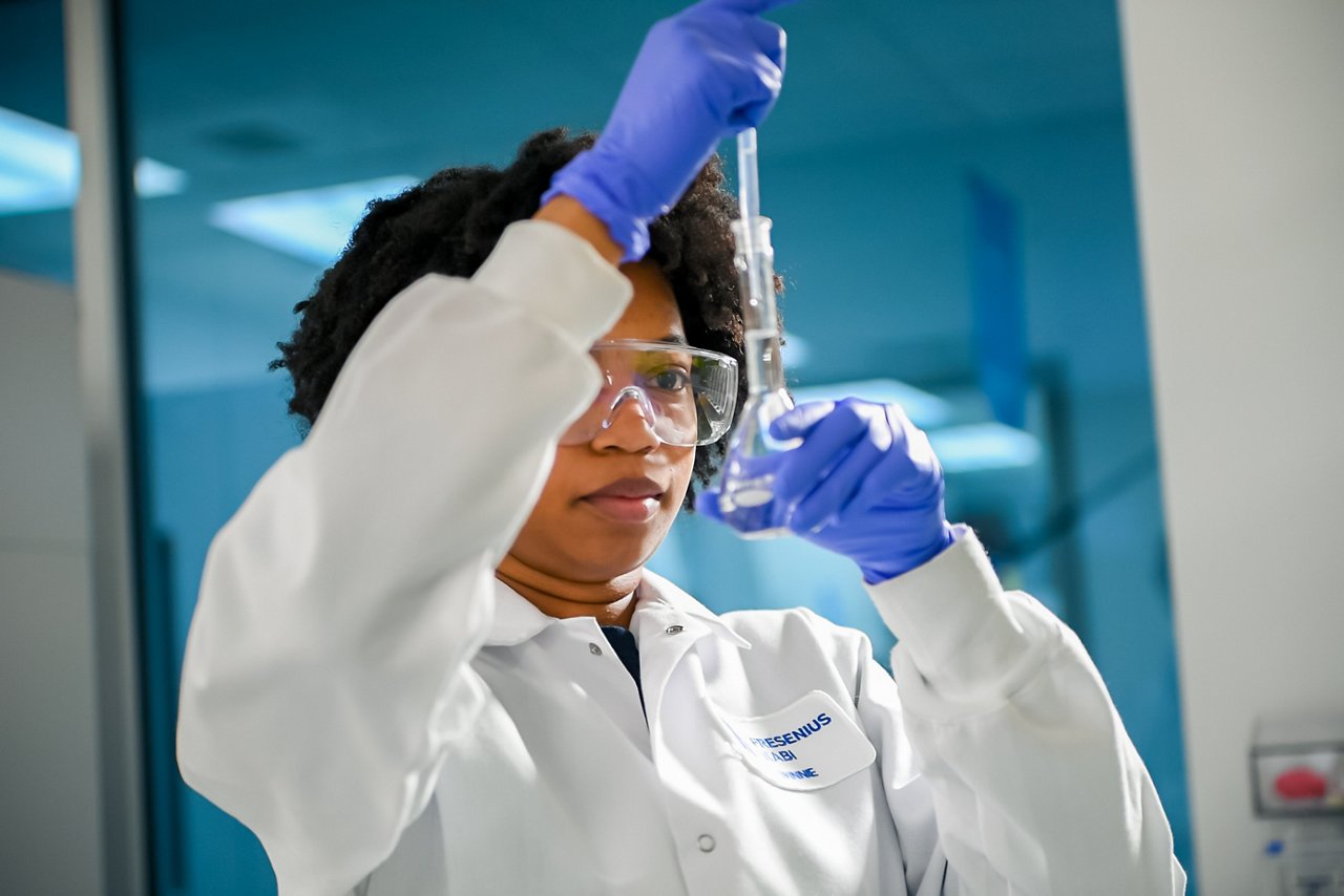 Fresenius Kabi scientist conducting research in a lab