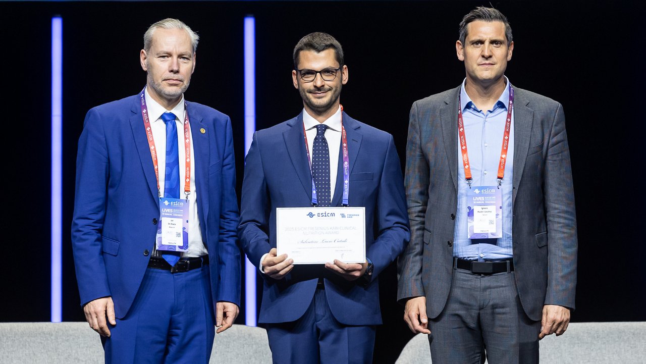 Dr. Salvatore Lucio Cutuli (‘A. Gemelli’ University Hospital of Rome, Italy) is the winner of the 2025 ESICM–Fresenius Kabi Clinical Nutrition Research Award. In the image, he receives a €20,000 research grant from Prof. Jan De Wale (left) president of ESICM, and Prof. Ignacio Martin-Loeches (right), Chair of the ESICM Research Committee. 
