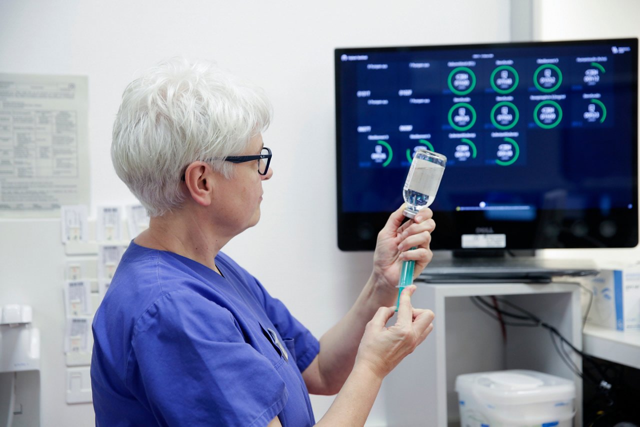 nurse at vss monitor hospital