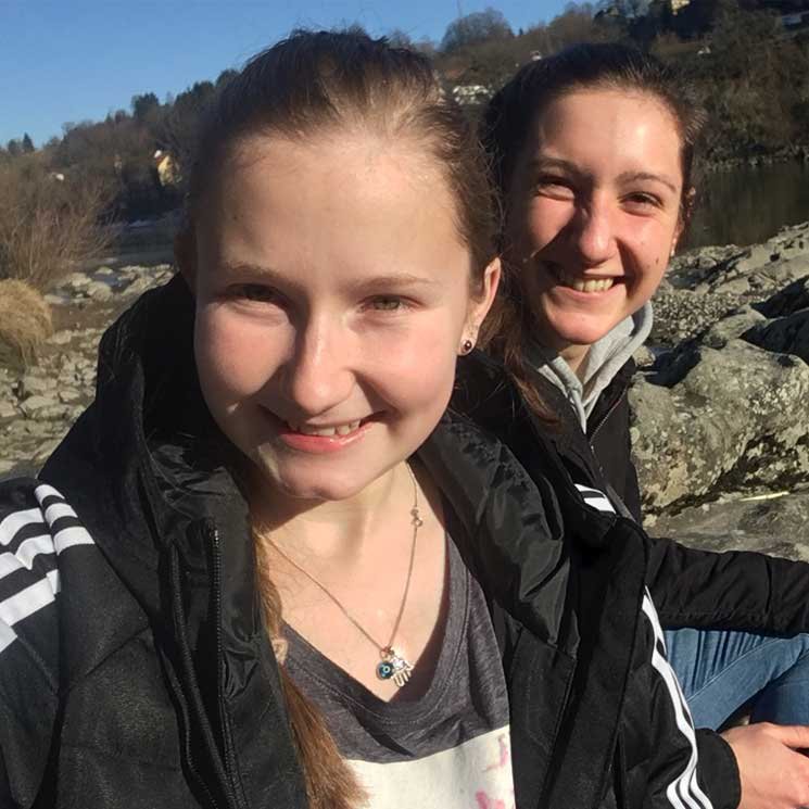 Nathalie mit ihrer Freundin