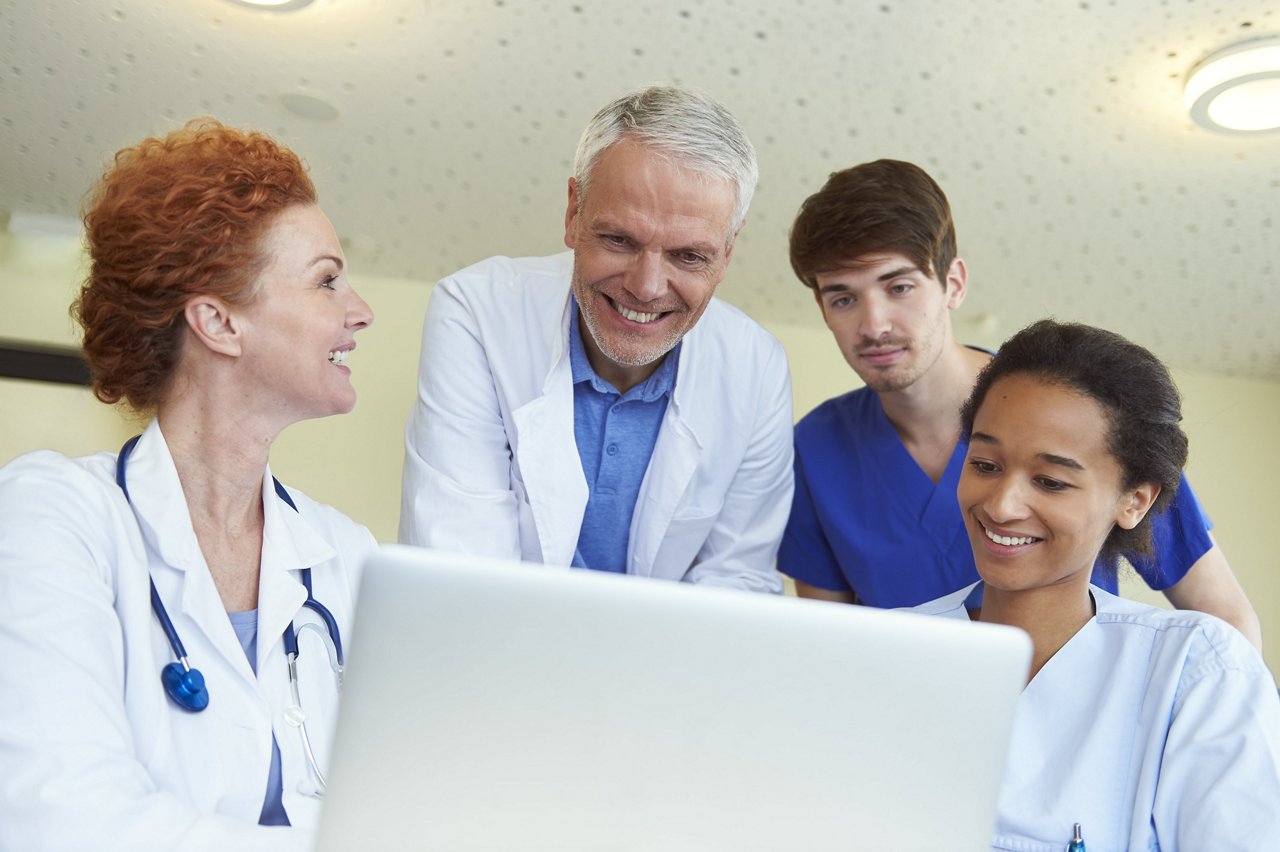 Medizinisches Fachpersonal betrachet etwas am Laptop