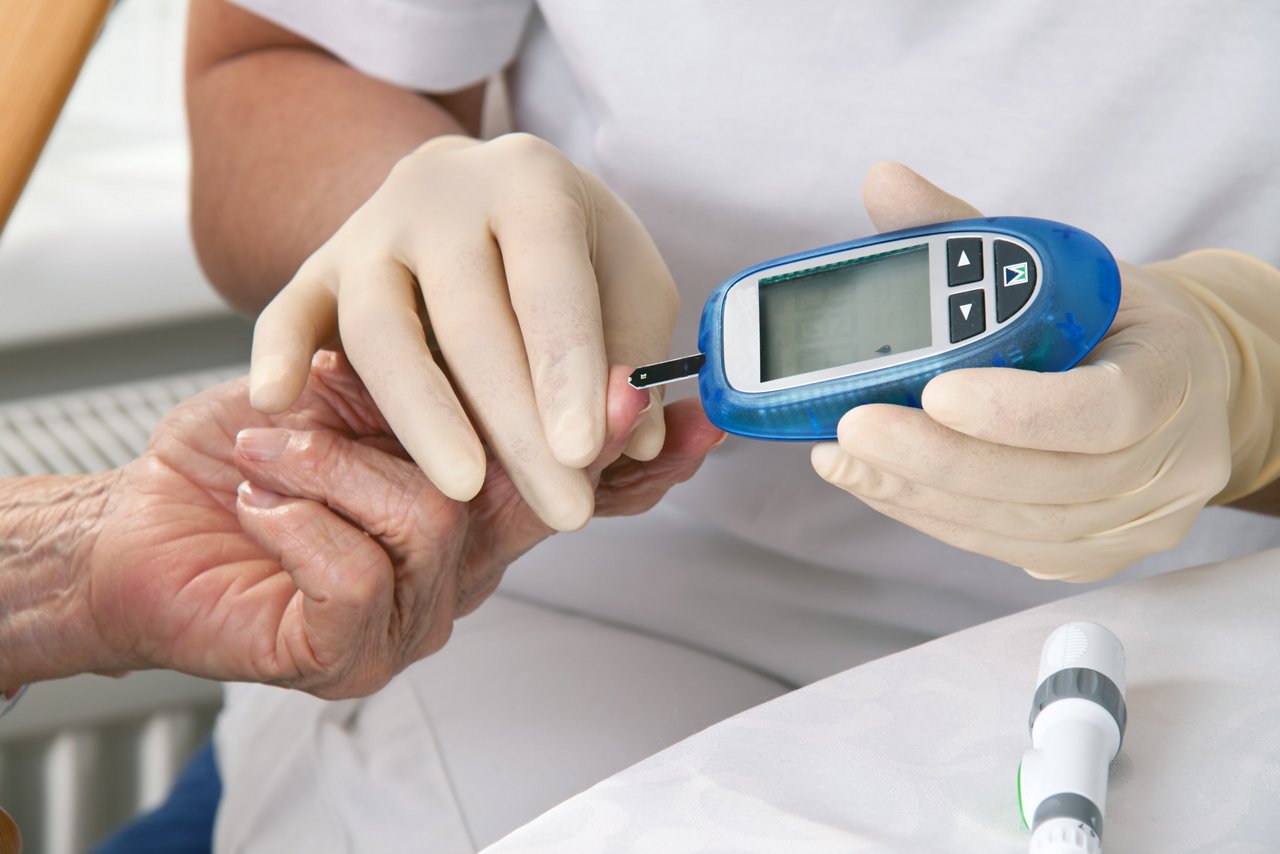 blood glucose meter. the blood sugar value is measured on a finger; Shutterstock ID 93121741; kostenstelle: 22533100; projektnummer: Strategie und Marketingkommunikation; gruppe: Fresenius Kabi Deutschland GmbH; titel: Sonja Eilbert für Rosalie Brink