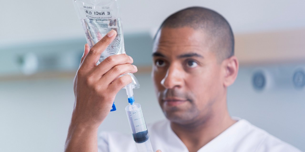 Nurse using Freeflex filled with Natriumchlorid