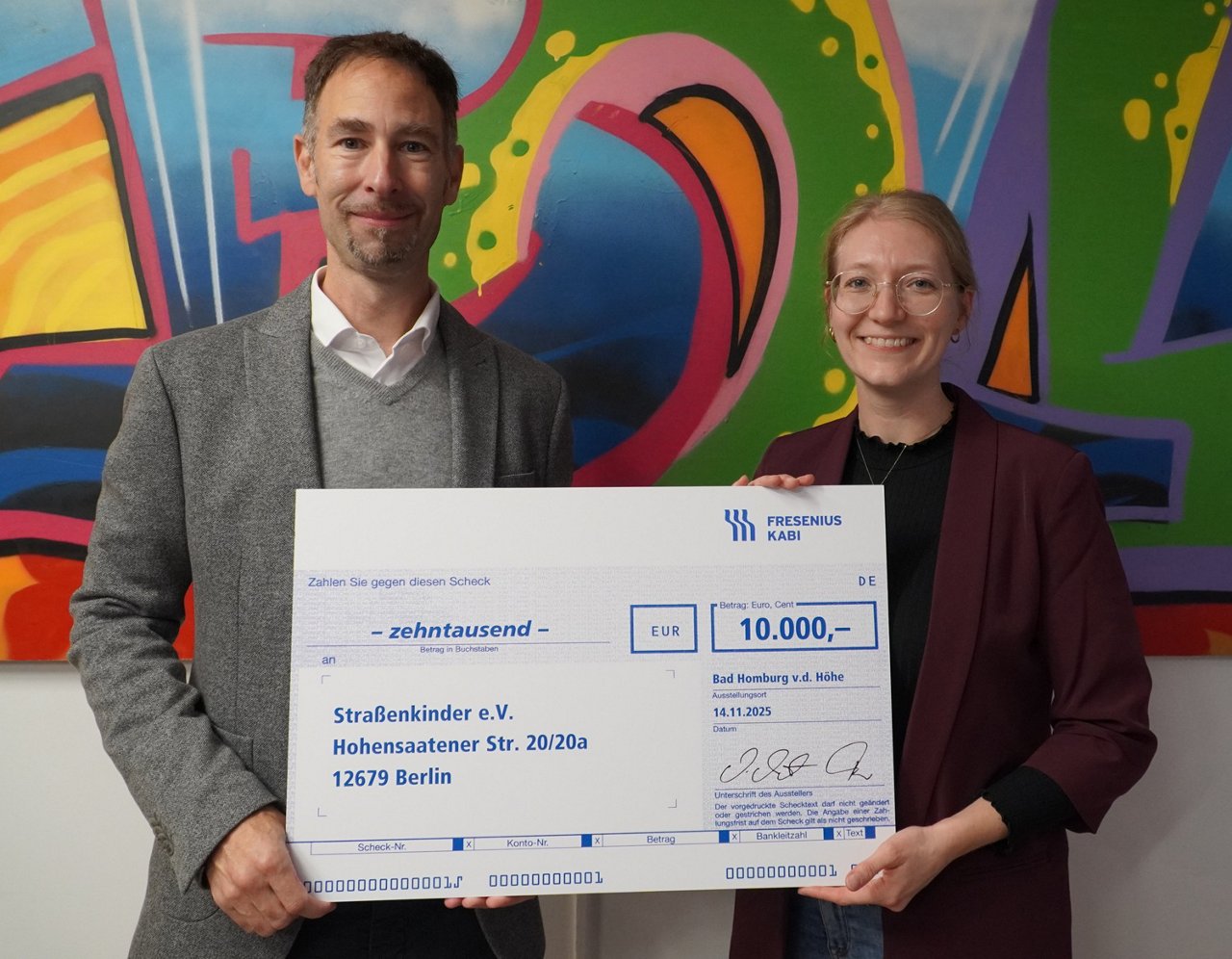 Christian Schäfer von Fresenius Kabi überreicht dem KinderPalliatriv Team einen symbolischen Scheck
