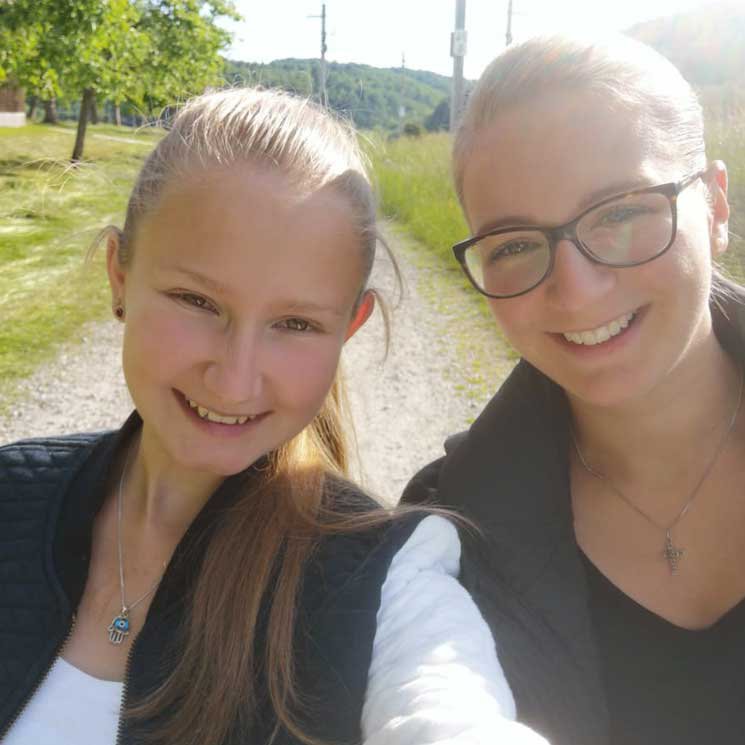 Nathalie mit ihrer Schwägerin