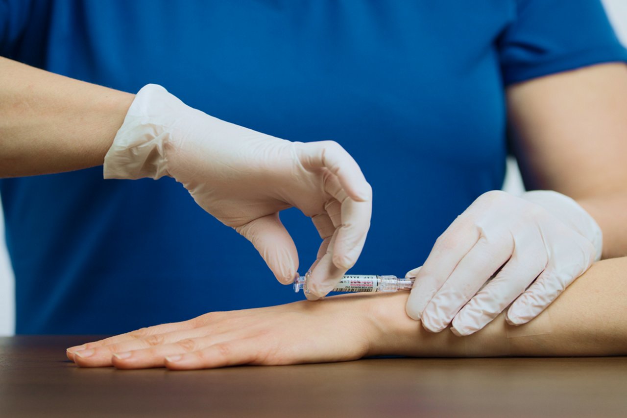 Nurse using Simplist RTA syringe