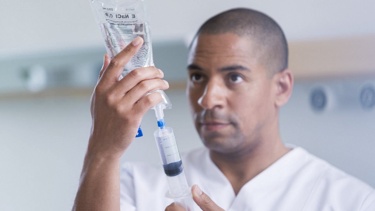 Nurse using Freeflex filled with Natriumchlorid
