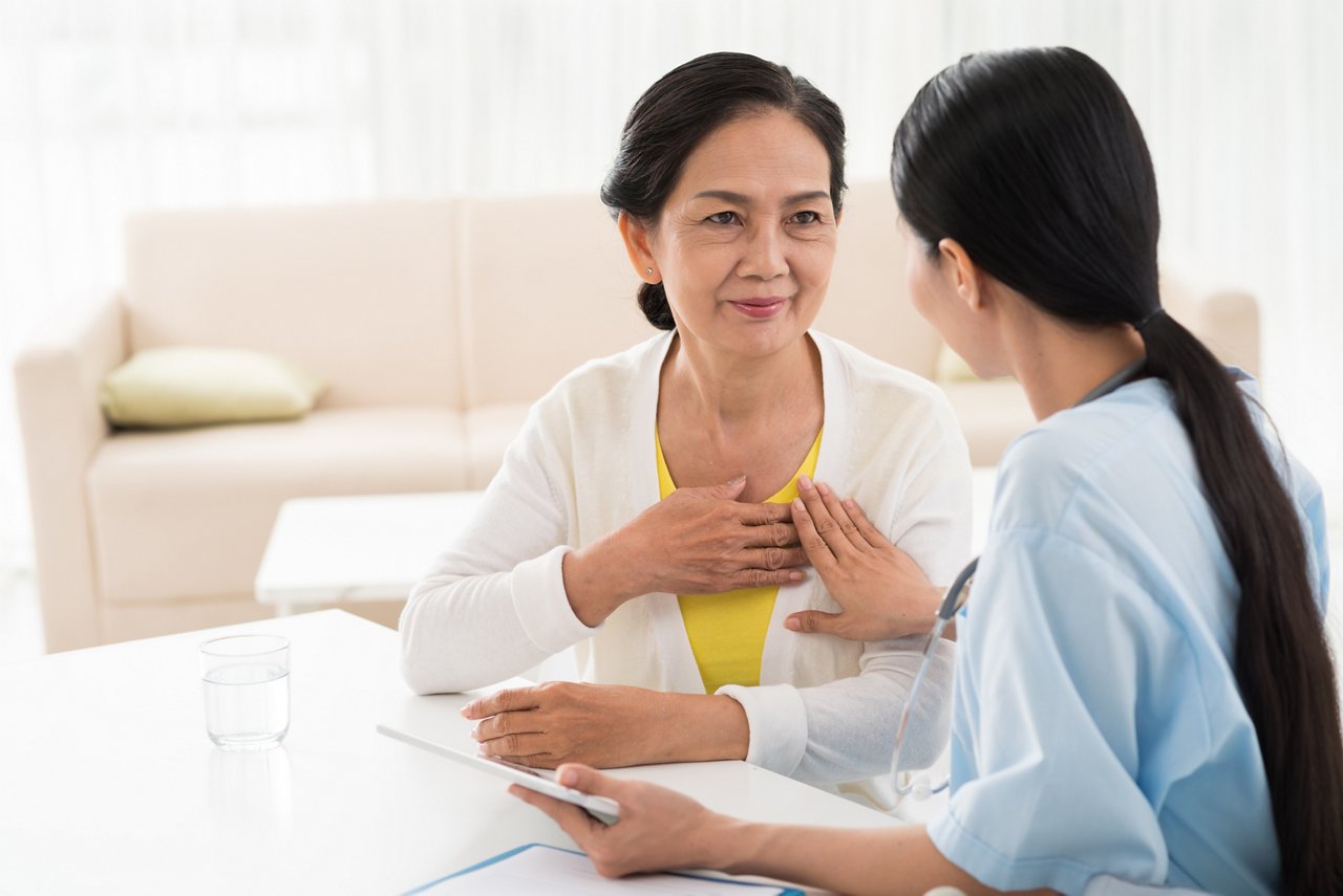 General practitioner and her aged patient talking about kidney diseases