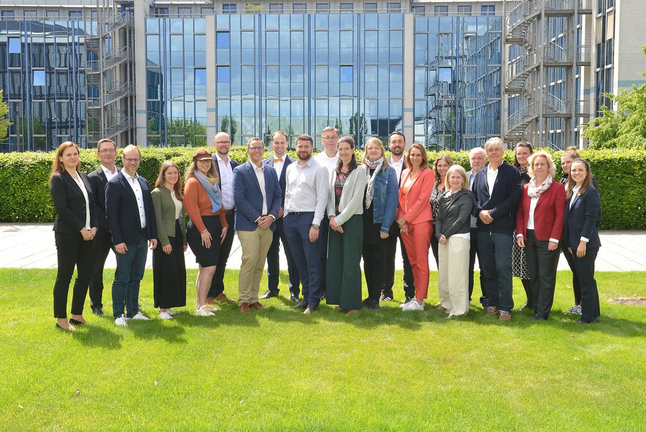 In the front row, from left to right: Dr. Sonja Steppan (Easygen Principal Investigator, Fresenius SE), Prof. Dr. Michael Hudecek (Fraunhofer IZI), Theresa Kagerbauer (TQ Therapeutics), Dr. Agnes Vosen (HZDR), Christopher Wegener (Fresenius Kabi), Vaclovas Radvilas (EBMT), Dr. Julia Schüler (Charles River), Dr. Julia Busch-Casler (HZDR), Nicole Spanier-Baro (Fraunhofer IESE), Vivienne Williams (Cellix Limited), Prof. Dr. Bertram Glaß (Helios), Prof. Dr. Ulrike Köhl (Fraunhofer IZI), Rebecca Scheiwe (Fresenius SE). In the back row, from left to right: Prof. Dr. Ralf Kuhlen (Fresenius SE), Prof. Dr. Jens O. Brunner (DTU), Dominik Narres (Fresenius SE), Thomas Brzoska (Pro-Liance Global Solutions), Dr. David Krones (Fraunhofer IZI), Dr. Sabine Bertsch (Pro-Liance Global Solutions), Dr. Ralf Hoffmann (Philips), Christin Zündorf (TQ Therapeutics), Dr. Anna Dünkel (Fraunhofer IZI).