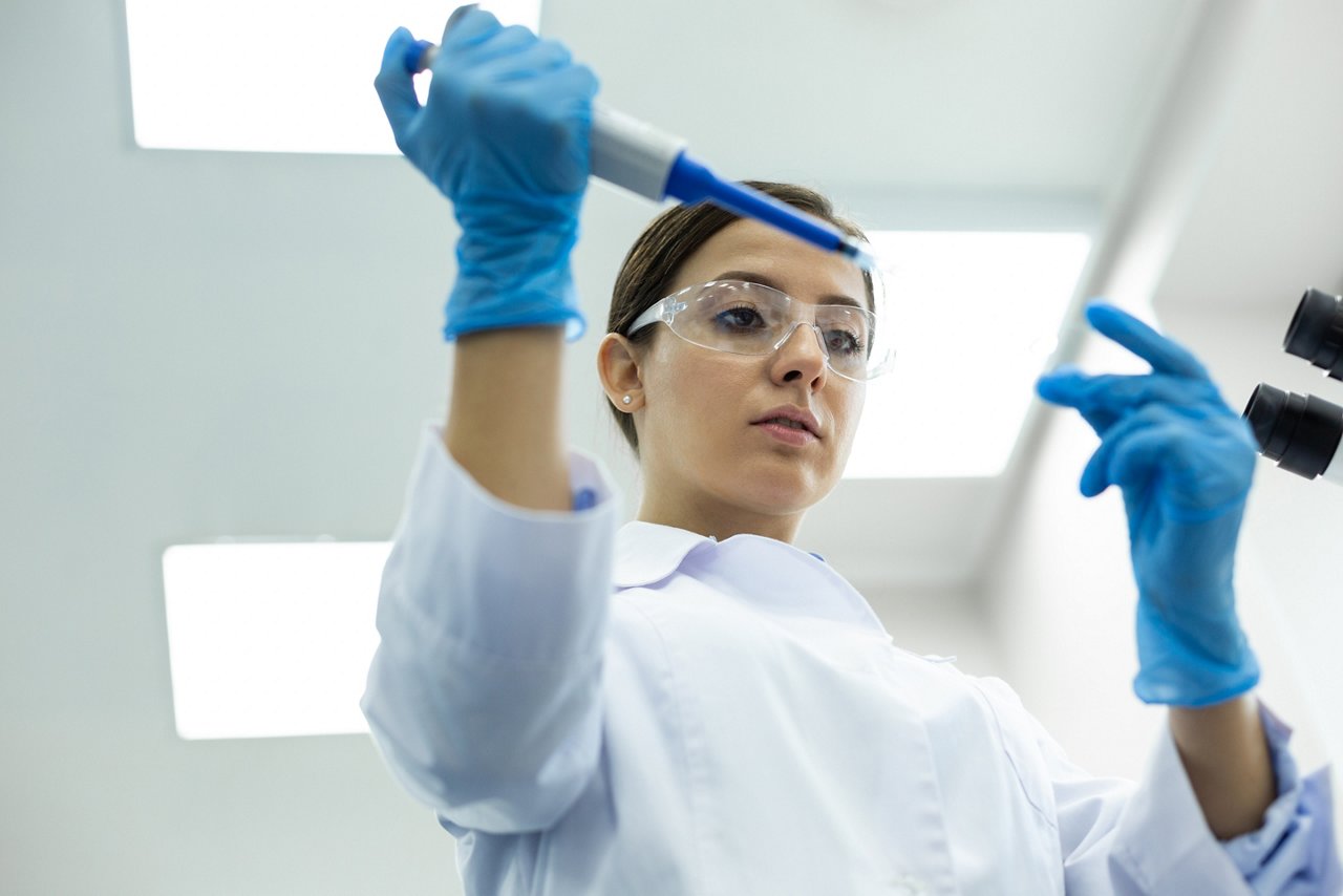 A female researcher is working in the lab.