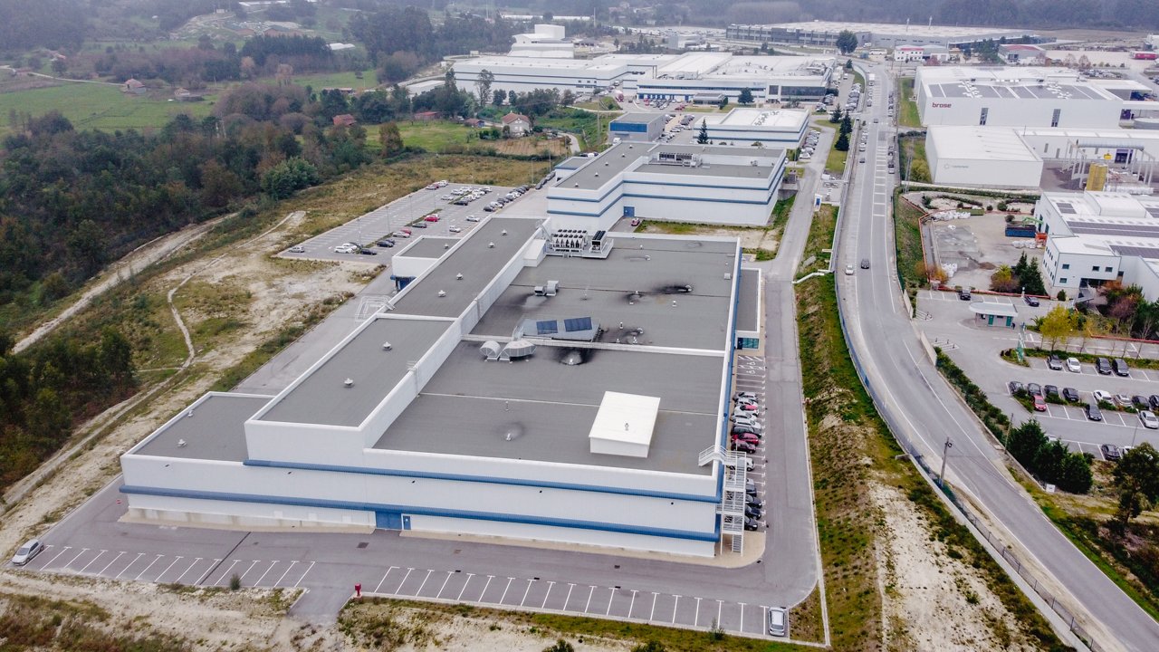 Aerial view of Fresenius Kabi’s antibiotic manufacturing site in Portugal with factory buildings and surrounding infrastructure