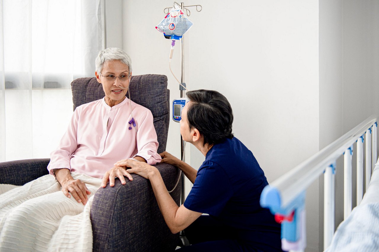 Patient using Fresubin with Nurse