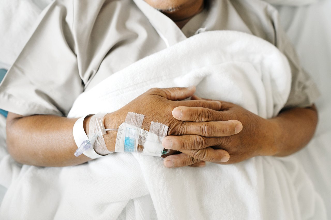 paciente con infusión en cama de hospital